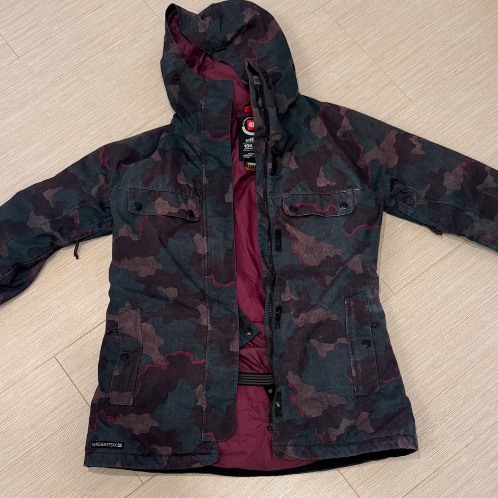 686 womens Camo Puffer Jacket - Black and Red